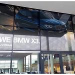 Oklejona szyba salonu BMW