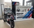 Ekspozytory części i opon w salonie samochodowym BMW TEAM