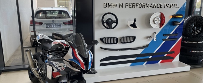 Ekspozytory części i opon w salonie samochodowym BMW TEAM