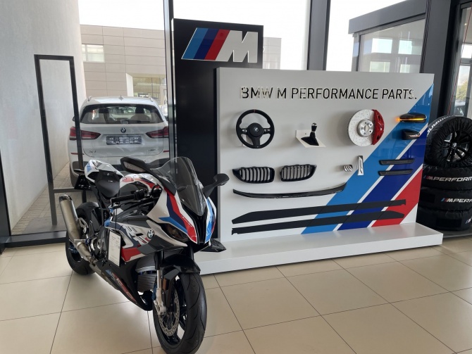 Ekspozytory części i opon w salonie samochodowym BMW TEAM