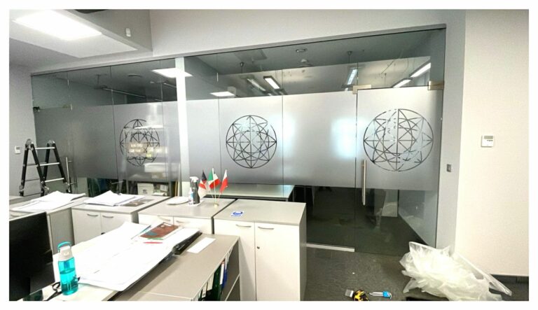 Branding wnętrza firmy – jak wykorzystać logo 3D, grafiki i neony wewnątrz biura lub sklepu?